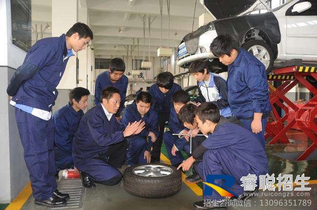 四川工业贸易学校汽车运用与维修(图1)