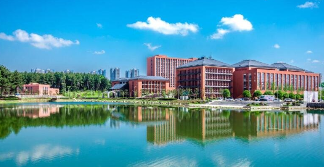 绵阳财经学校2022年招生简章(图1)